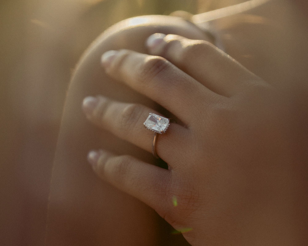 anello con diamante taglio smeraldo indossato