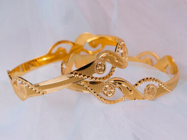 gioielli in oro su fondo bianco